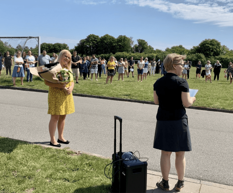 Jennie modtager Politikens Undervisningspris på skolens boldbaner i Odense